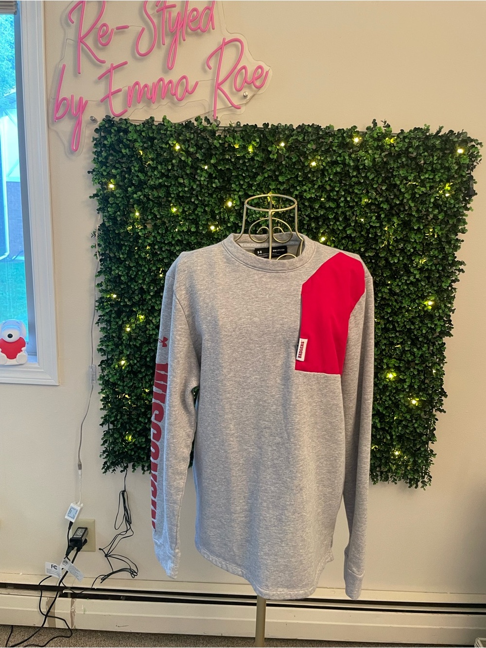 🪶Women’s Wisconsin Badger Under Armour Loose Fitting Crewneck, small